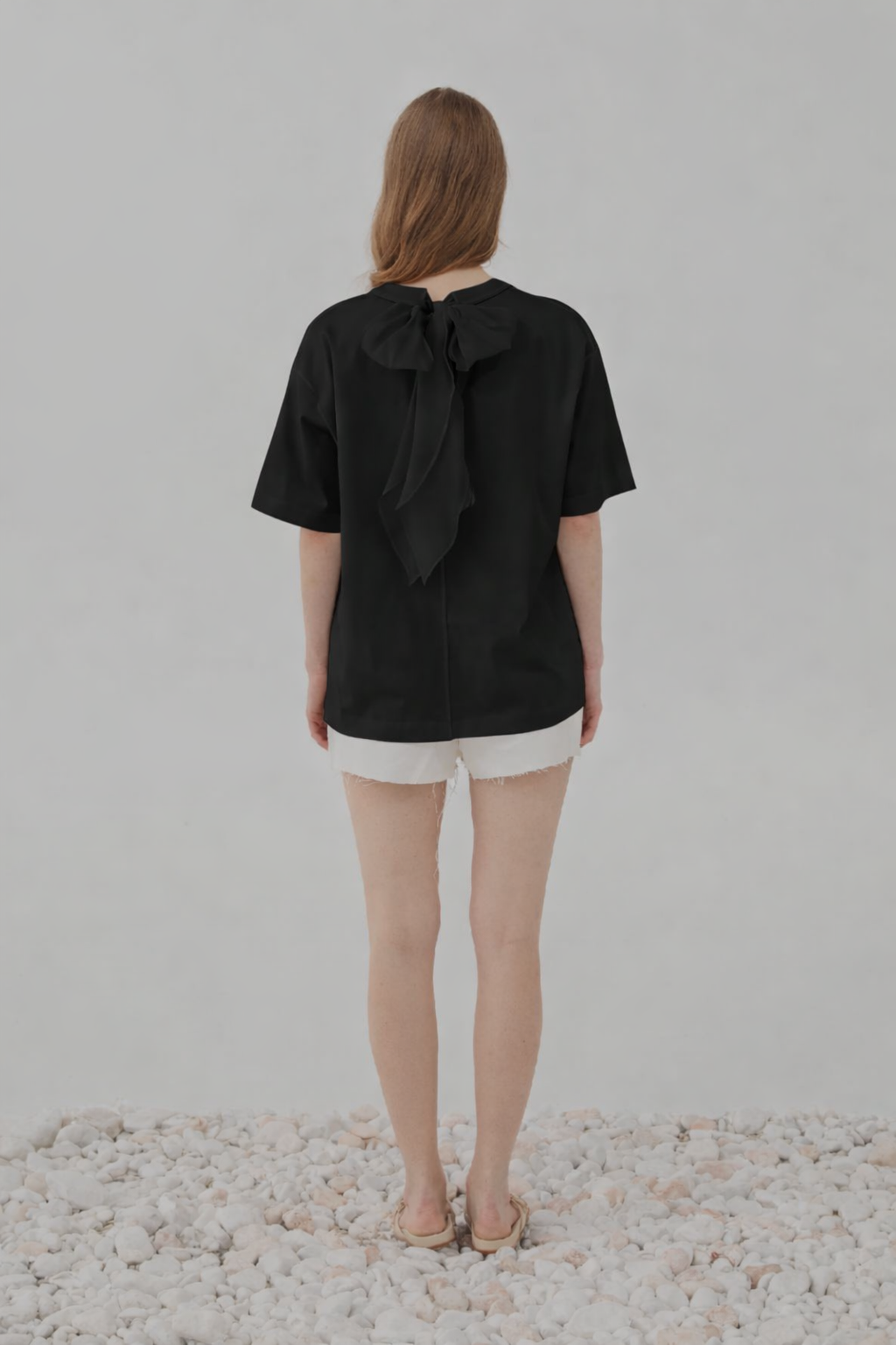 T -Shirt nera con fiocco sul retro / ELEH