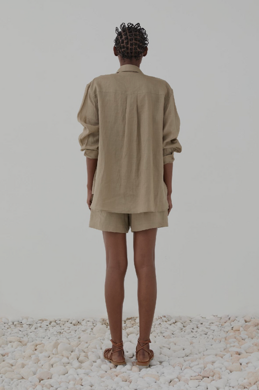 Camicia in ramié sovrapposta sul davanti / ELEH