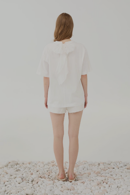 T-Shirt bianca con fiocco sul retro / ELEH