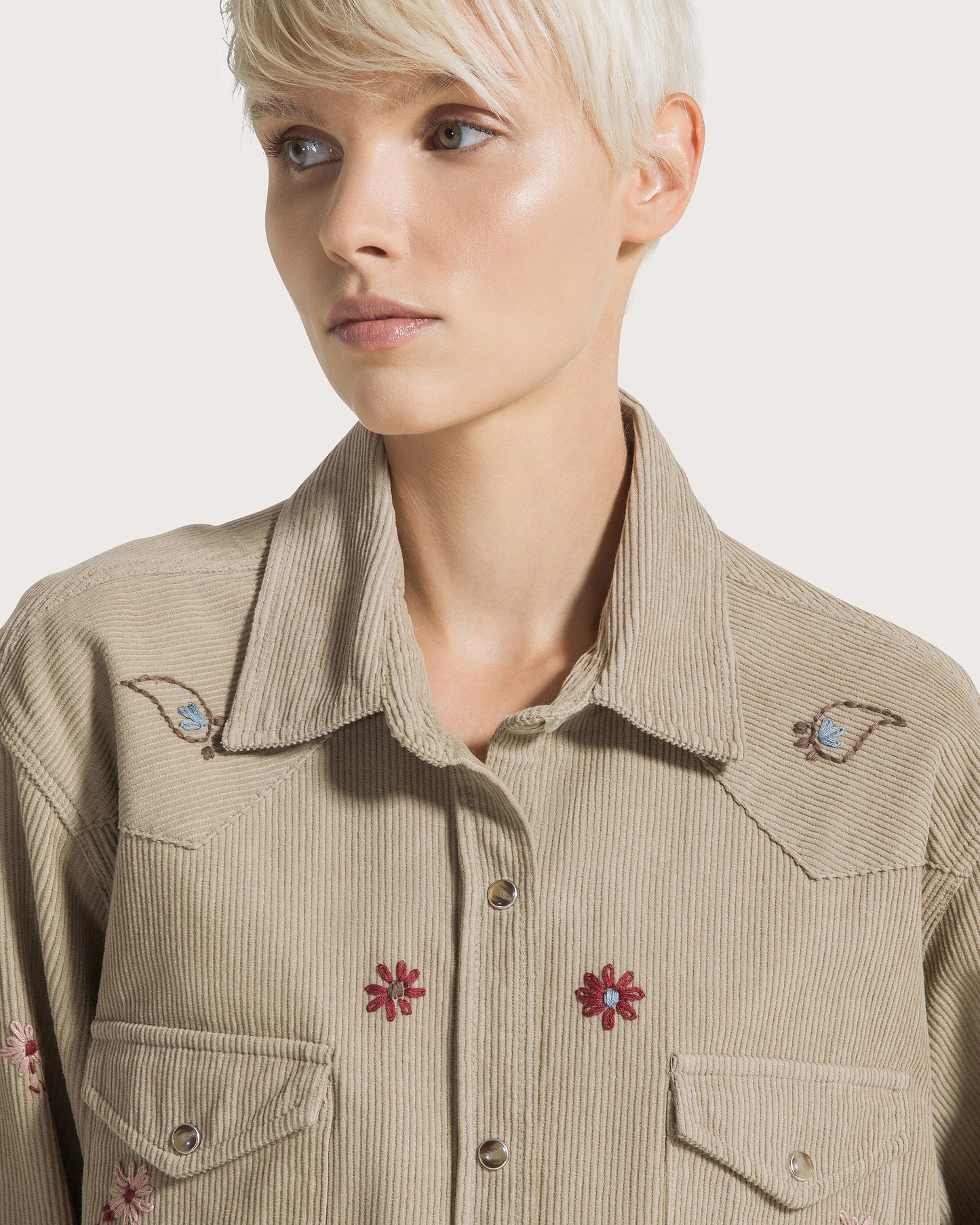 Camicia in velluto millerighe ricamata
