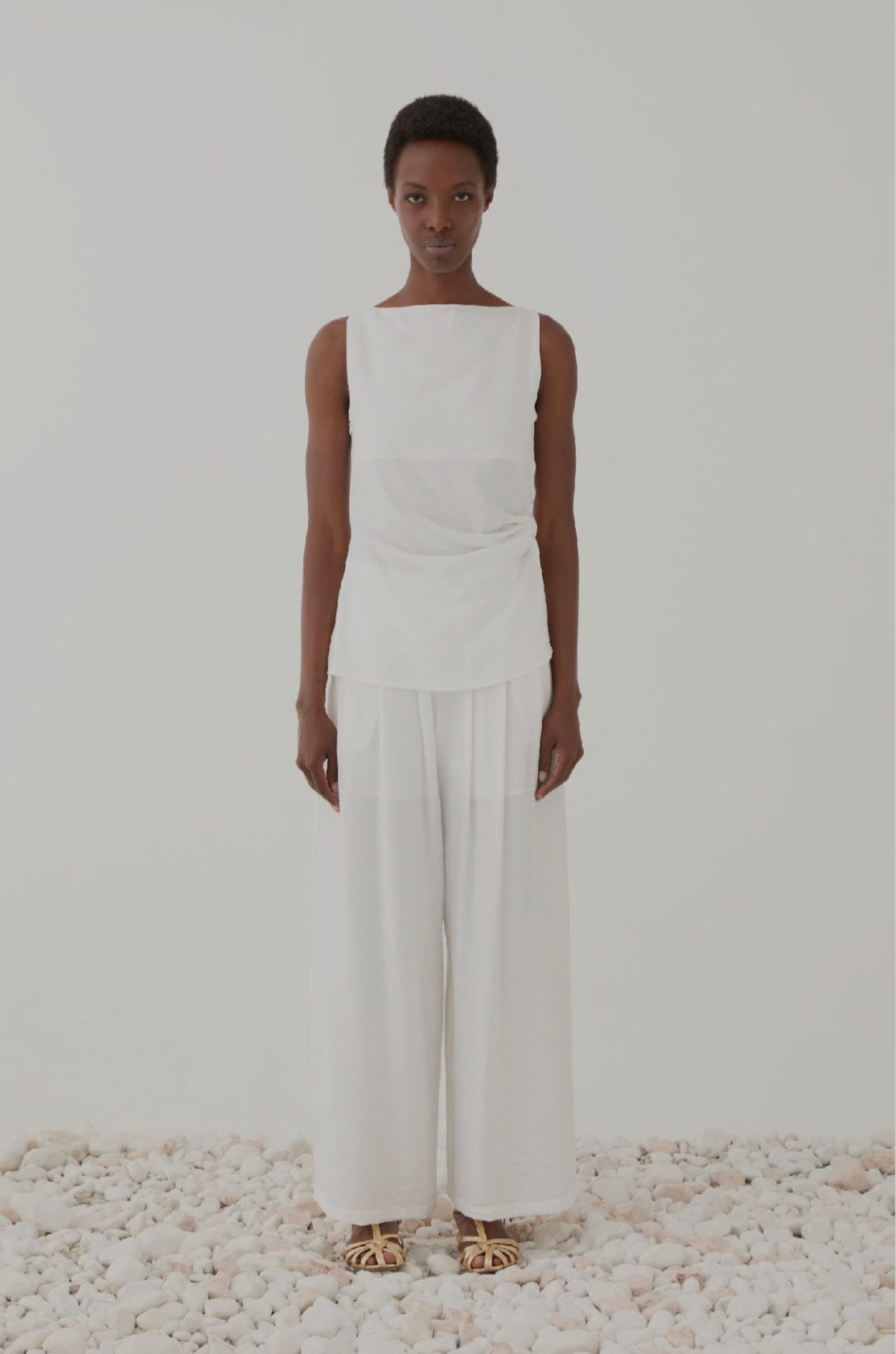 Top bianco con arricciatura sul fianco / ELEH
