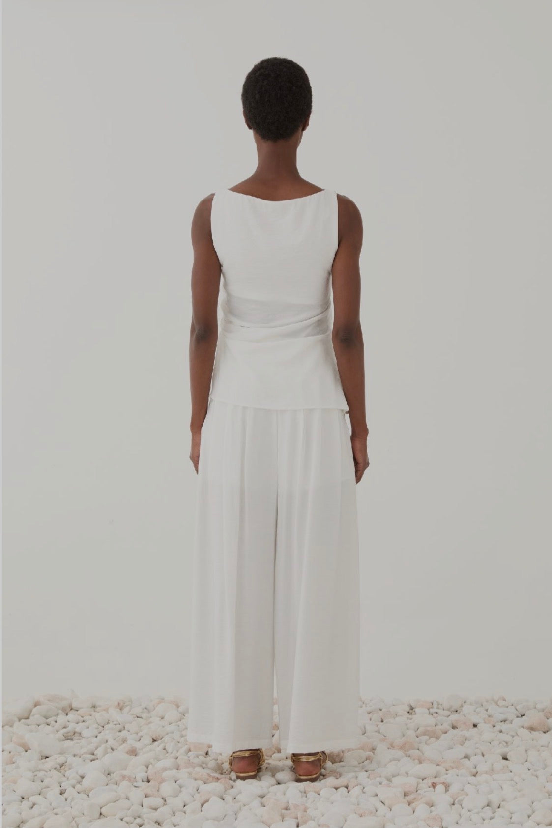 Top bianco con arricciatura sul fianco / ELEH