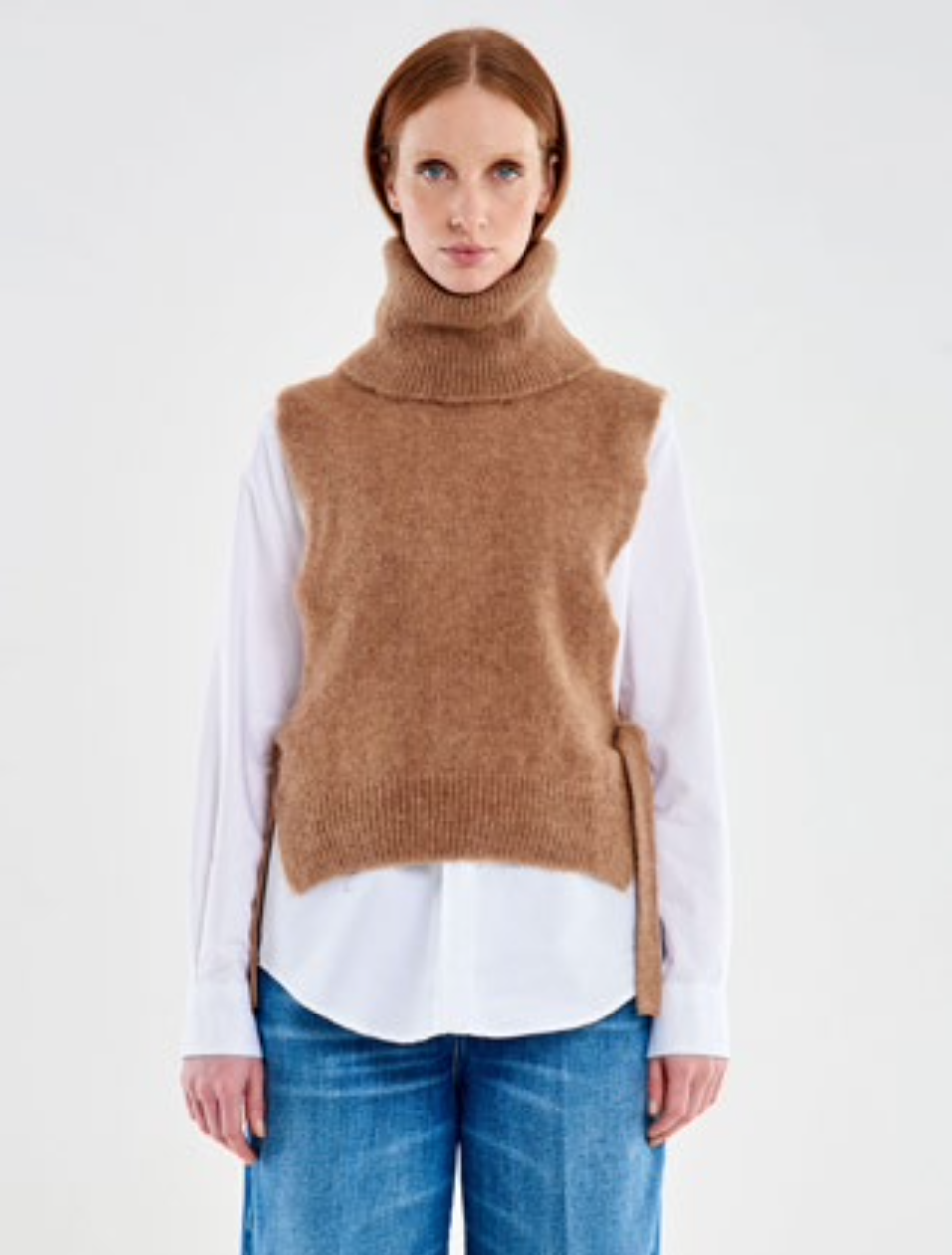 Gilet a collo alto con laccetti laterali / SoloTre